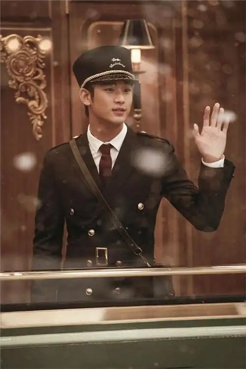 金秀贤上演制服诱惑 经典耍萌笑容超迷人