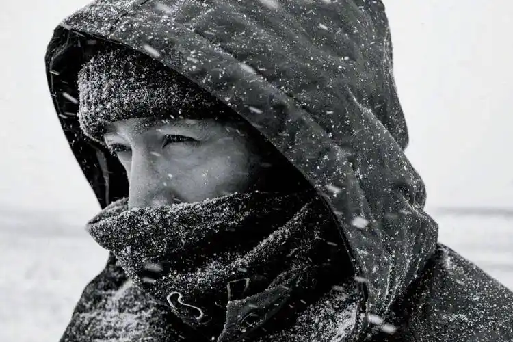 胡歌在冰天雪地里做公益,顶风冒雪,连胡子眉毛都结霜了