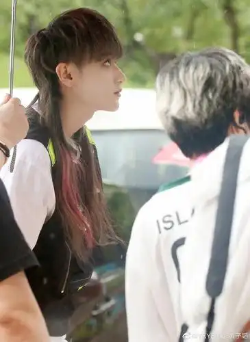 组图:黄子韬晒红色挑染长发造型 在线提问留长是不是要好几年