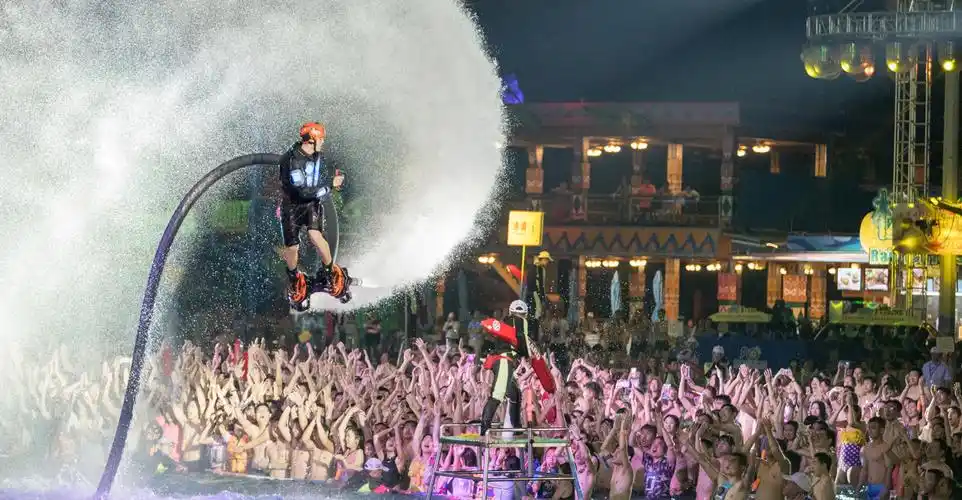 4月29日,长隆水上乐园2017经营季夜场首次开启,第一届"长隆水上电音节