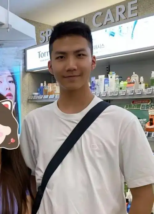 86米,俊朗的五官极具男子汉气质,有刘嘉玲和胡军的资源,进娱乐圈应该