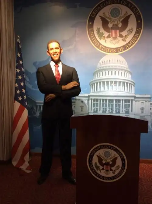 在蜡像馆见到很多明星.