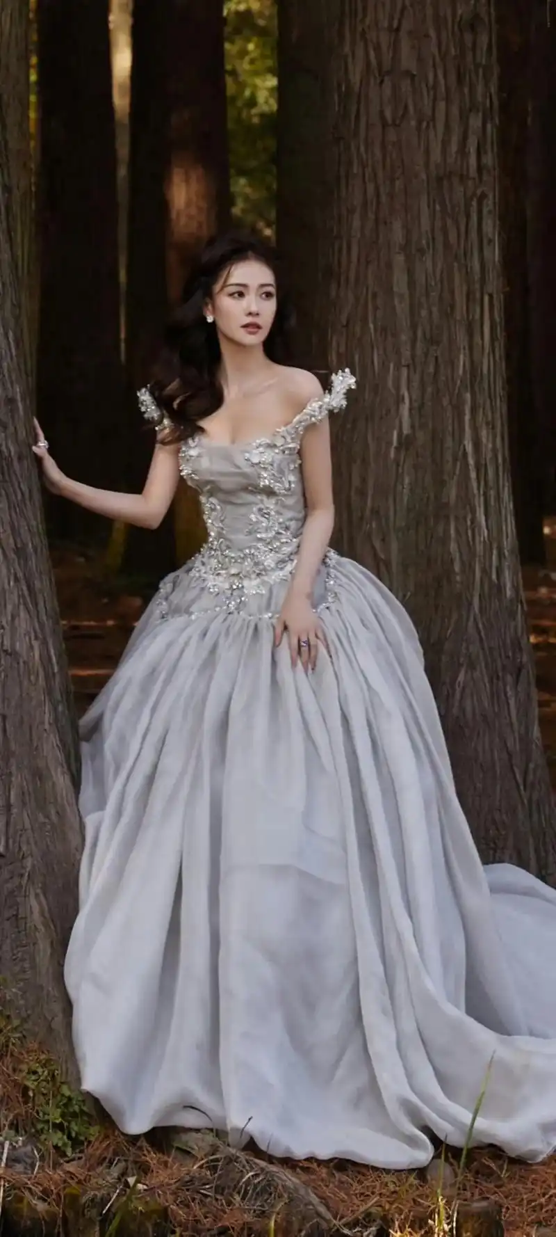 白鹿露肩礼服性感写真太想念