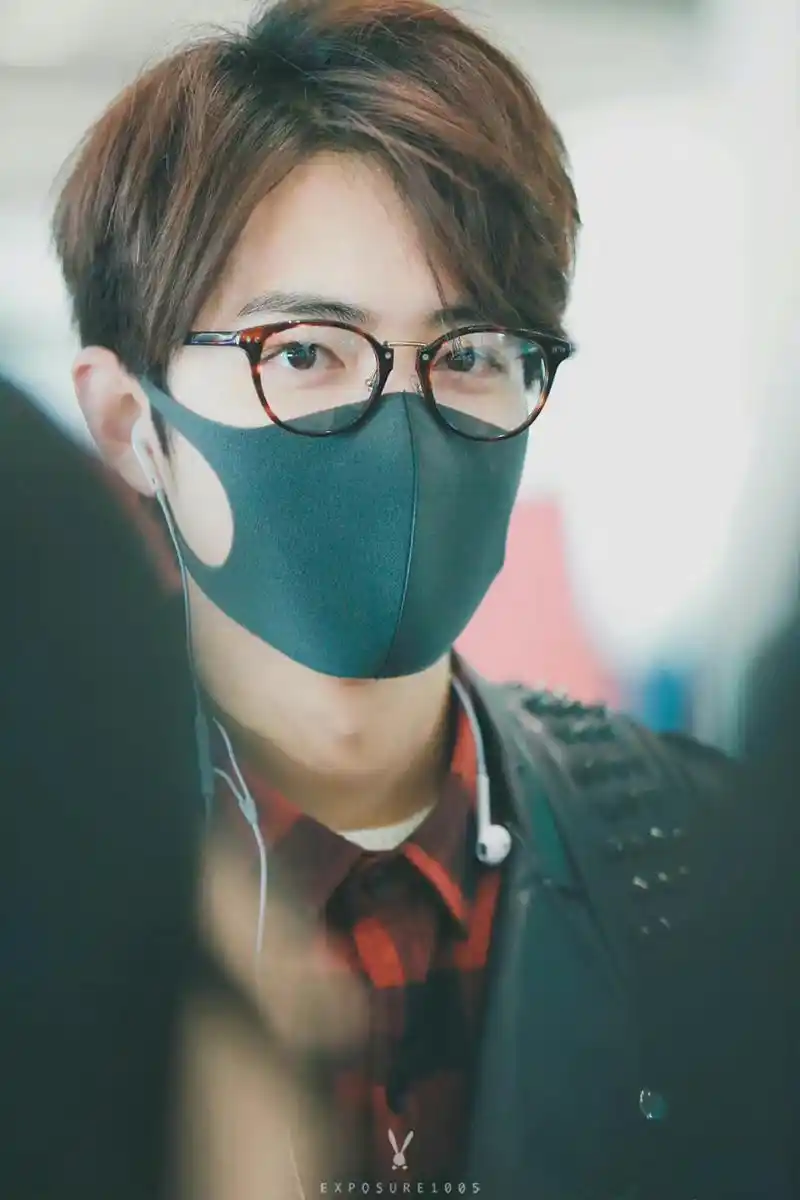 肖战#  第一次染发的乖桃,是难得的珍贵记录!