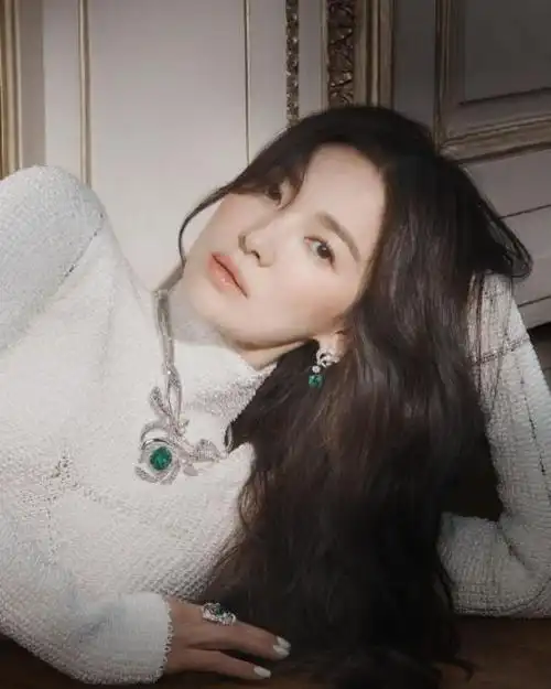 宋慧乔发布最新杂志写真 戴珠宝首饰气质高贵|宋慧乔|写真|杂志_新浪