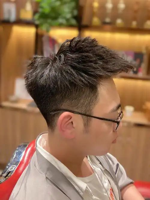 男生戴眼镜发型怎么剪