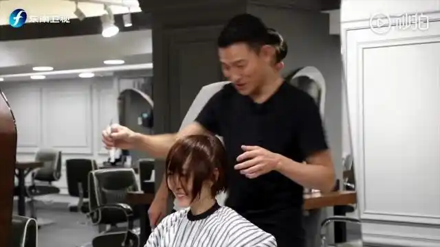 刘德华给鲁豫"洗剪吹"一条龙服务,手法娴熟利落,一看就是行家