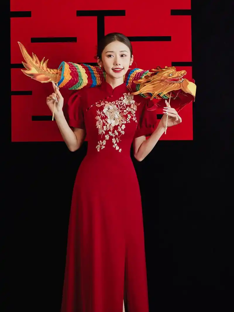 结婚穿红旗袍直接美翻全场.新中式旗袍越来越受到新娘们的喜爱 - 抖音