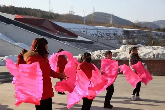 远处,巨大的红色五角星图案,在山坡上熠熠生辉