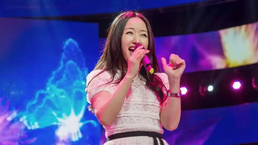 杨钰莹95年春晚唱了这首歌,瞬间火遍大江南北,甜歌皇后名不虚传