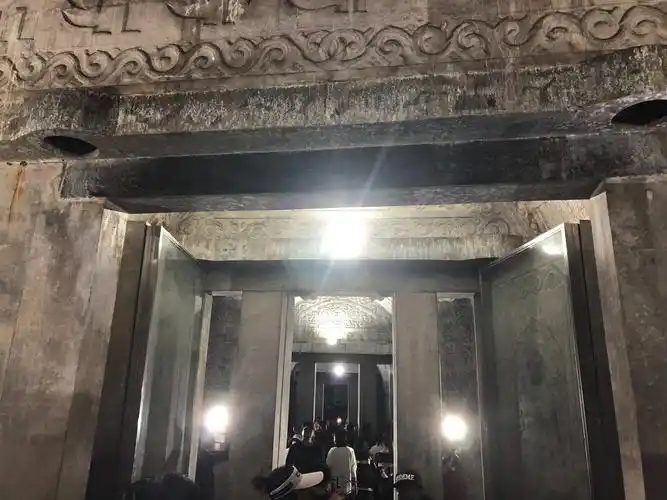 地宫进入要经过四道石门,进深五十多米.