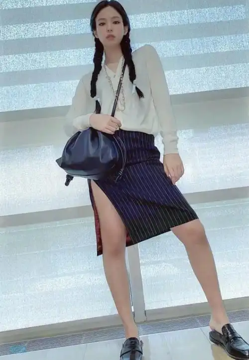 金智妮终于对"阿姨裙"下手!在不该破的地方破开,秀出来的腿绝了