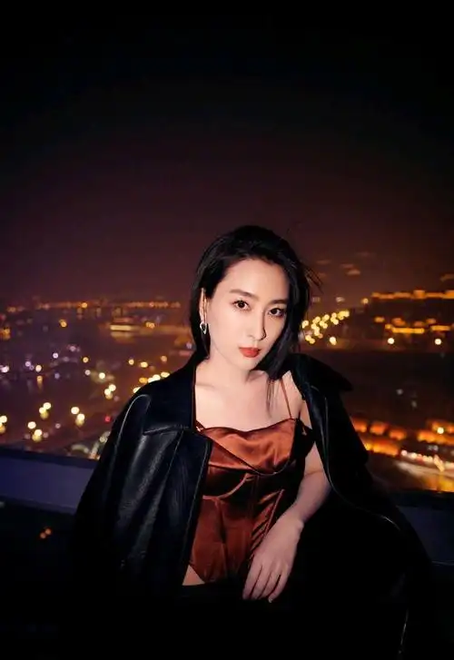 1月6日,演员马苏在自己的社交平台上上传了一组新鲜出炉的写真美照.