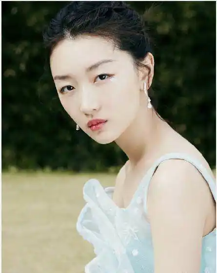 我们中国人对女性的传统审美无疑是皮肤白,大眼睛,双眼皮,樱桃小嘴