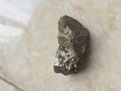 请大神帮忙看看这是黄铁矿还是金矿石?值钱吗?多谢!