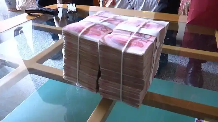 76秒丨淄博老人晨练捡到20万现金赶紧报警 失主上门致谢_淄博民生_淄