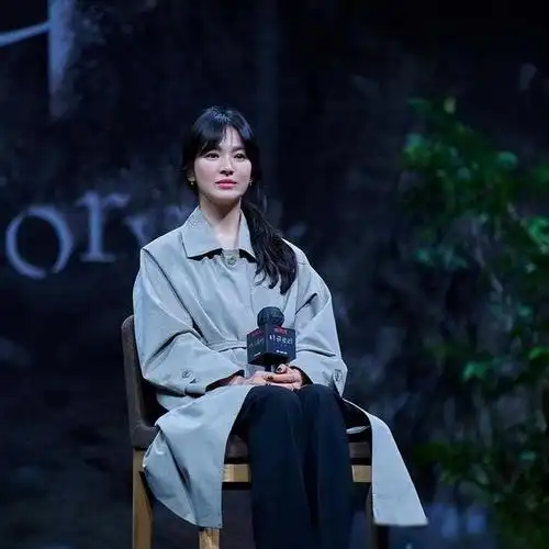 宋慧乔,韩国知名女演员,以清新自然的气质和出色的演技赢得了无数粉丝