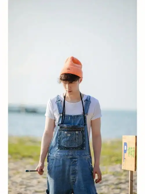 张艺兴是最适合穿背带裤的男孩子