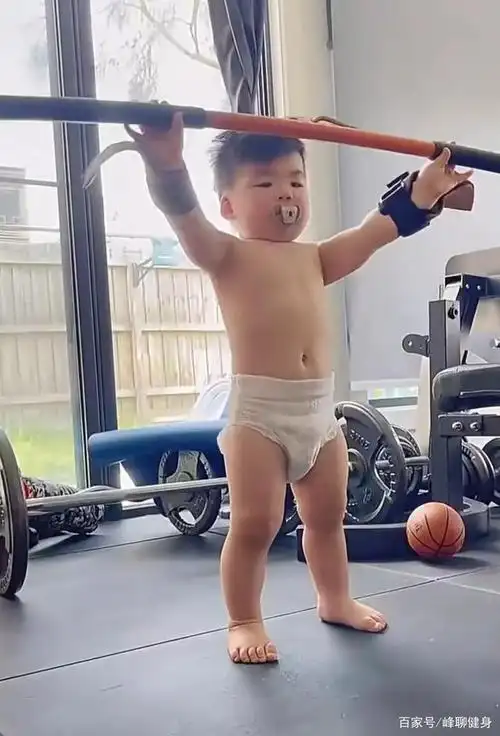 肌肉男来了嘴含着奶嘴穿着尿不湿