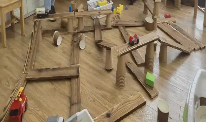 结合班级建构区搭建桥的主题,孩子们进行了纸桥的各种设想,开启了第一