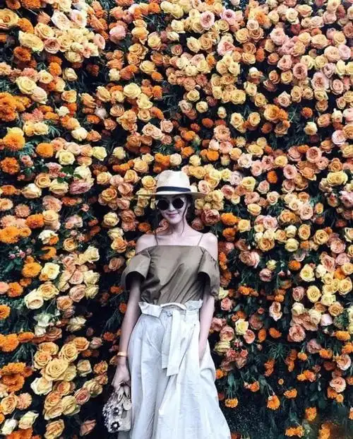 无论摆什么样的pose,只要背景墙足够好看都是好风景.