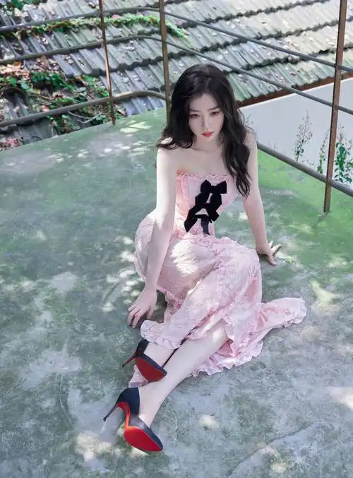 虞书欣穿粉裙勾勒完美身材 凹造型气场全开