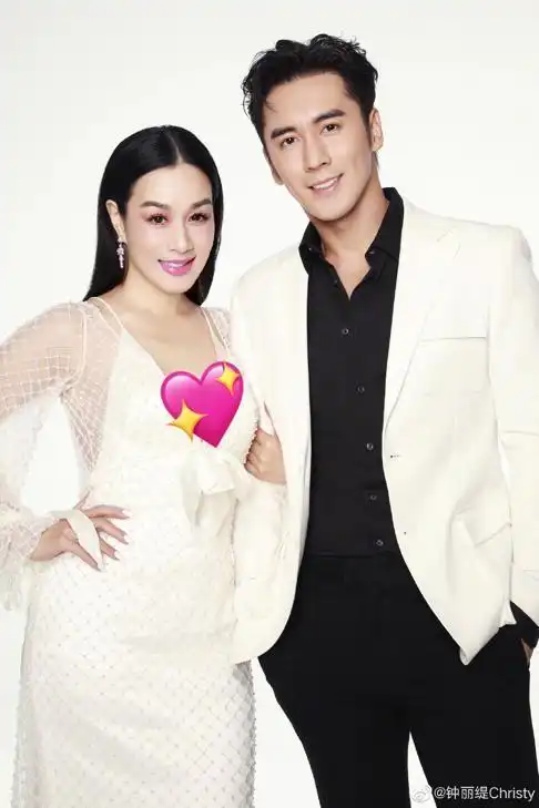 50岁钟丽缇与老公机场玩亲亲穿紧身裤大腿粗壮张伦硕闭眼享受