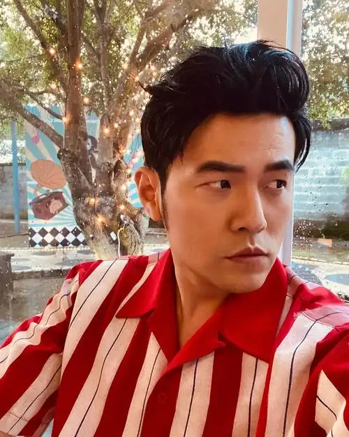 周杰伦最新自拍装扮复古手拿饮料凹造型笑容痞帅