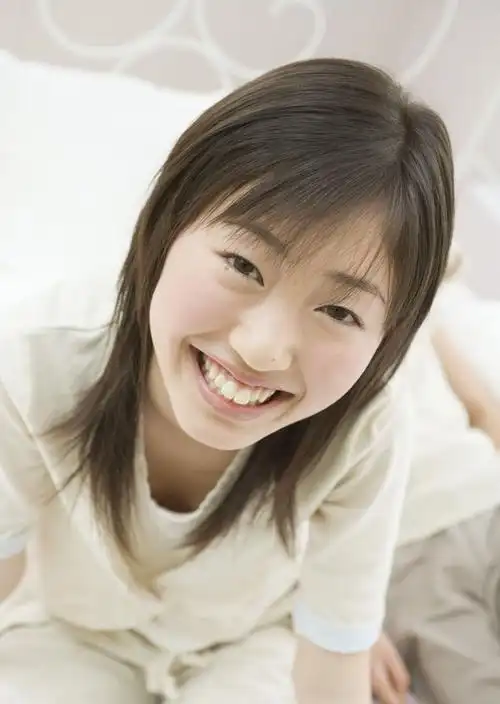 要一张看起来很开心大笑的女生的图片不要太小~~~3q