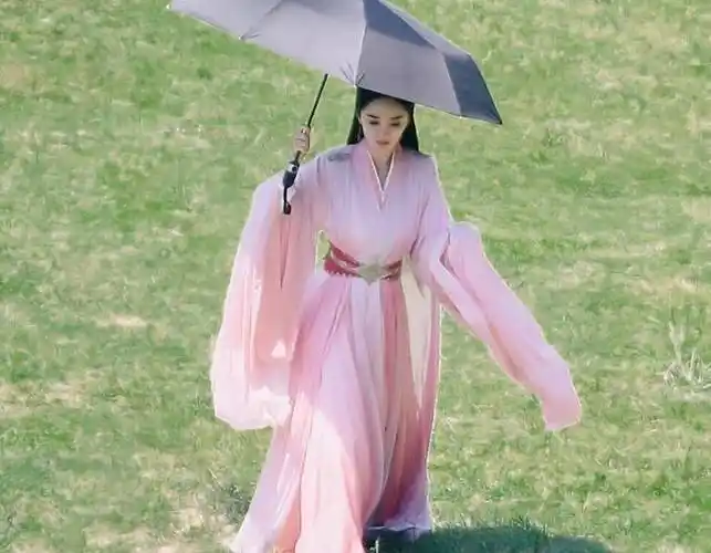 《斛珠夫人》新路透来袭,杨幂全身照曝光,淡粉长裙似"白浅"_造型_状态