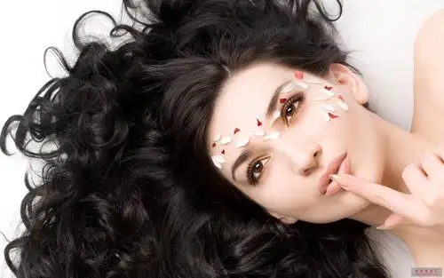 所有发质使用哦~使用的时候你能明显感觉到丰富的泡沫,揉搓在头发上时