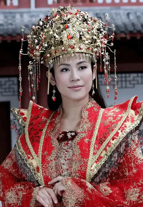 两人主演分别回应"挖野菜"梗,一位被骂到道歉,一位