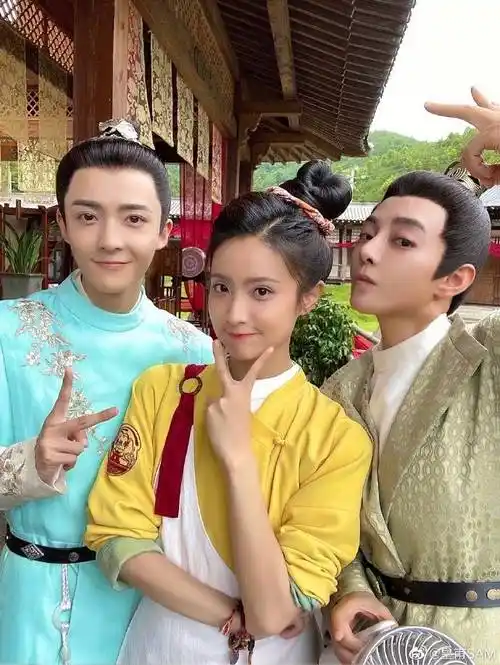 网红皇甫圣华转当演员扮男性造型惊艳与郭碧婷李溪芮关系亲密