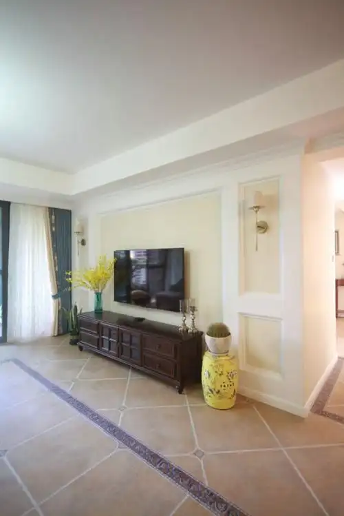 电视墙 电视墙的两边用石膏线做边框处理,在软装上