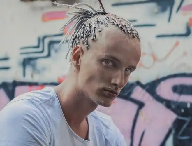 男生什么脸适合留辫子男士长发发型扎法