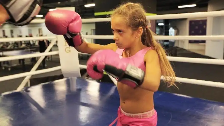 9岁小女孩爱上拳击,轻松打败职业拳手,小萝莉变成女汉子!