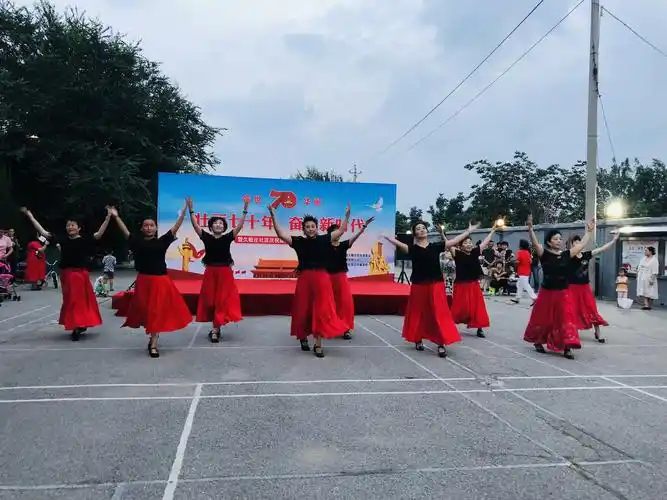 广场舞《再唱山歌给党听》