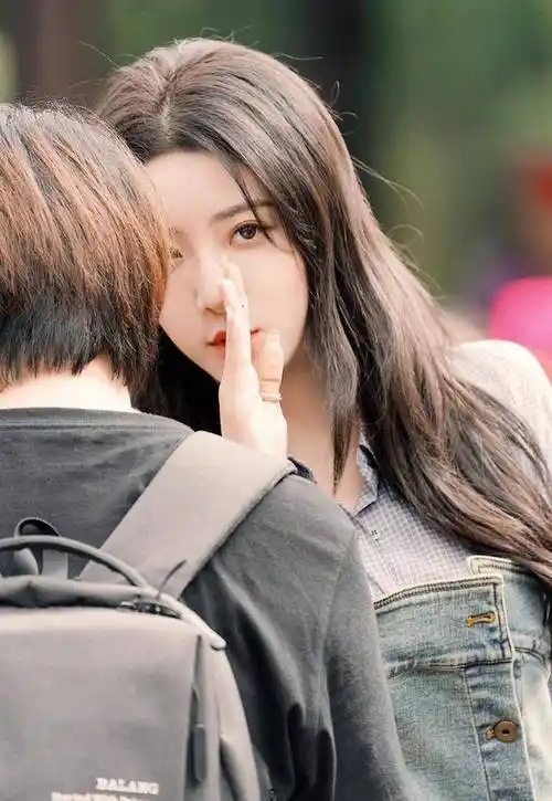 在《非日常派对》同桌派对那一期,许佳琪和喻言分到了一个组,两个人