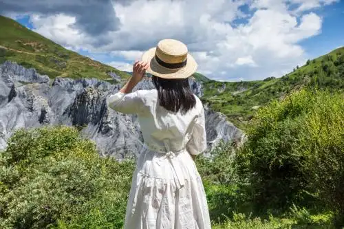 在墨石公园看风景的的年轻女人