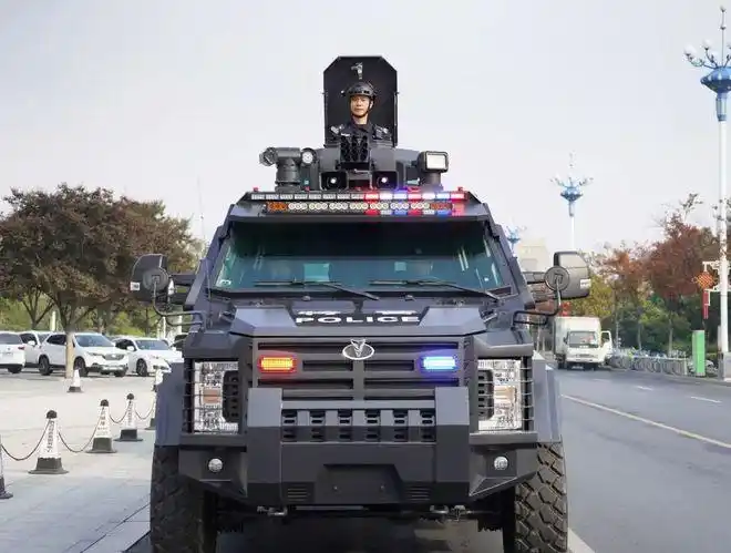 霸气!泗洪新添防暴利器"剑齿虎"装甲车