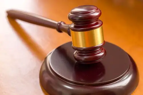 放在桌上的法官槌静物特写