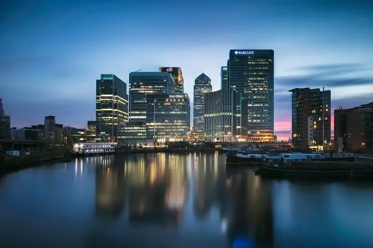 暮色中的canary wharf,少了分匆忙,多了一分宁静