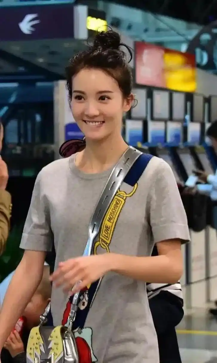 金晨的相貌变化还是挺大的.