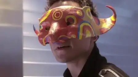 阿祖戴面具枪银行,觉得不过瘾,还要报警玩刺激的