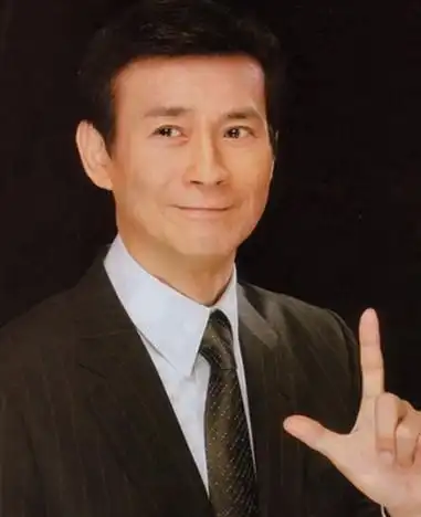 原来他就是郑少秋,他是80年时最火的明星之一,他最具有代表性的作品是