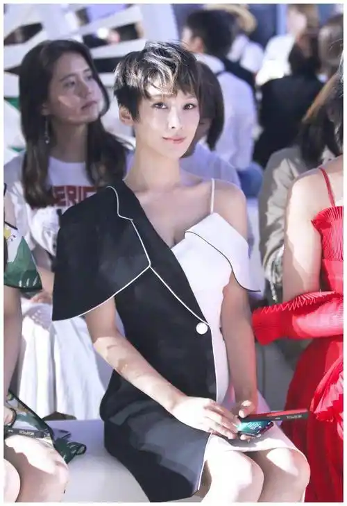 被吴京老婆谢楠惊艳到,红色西装配喇叭裤好显高,链条耳环太抢镜_外套