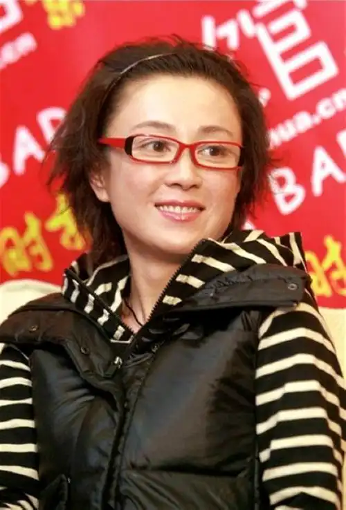 56岁傅艺伟,成名于《封神榜》妲己,有过两段婚姻,如今独身一人