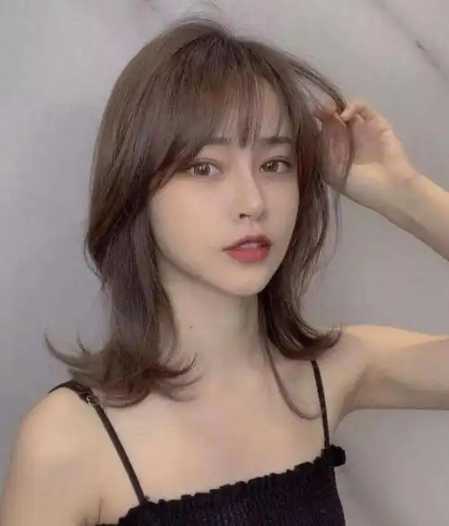 她选择的是这一种齐刘海式的2022锁骨发型,这样的减龄锁骨发型是碎发