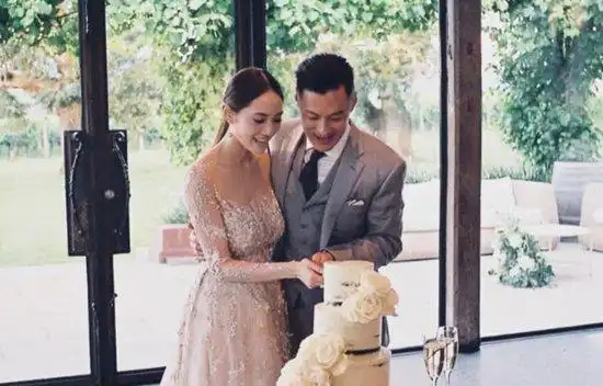 余文乐王棠云结婚一周年 娇妻晒"迟到"的婚礼照