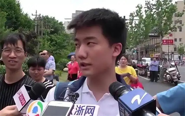 林欢在高考时用不屑的语气和狂妄的表情,在高考结束后的采访中引发